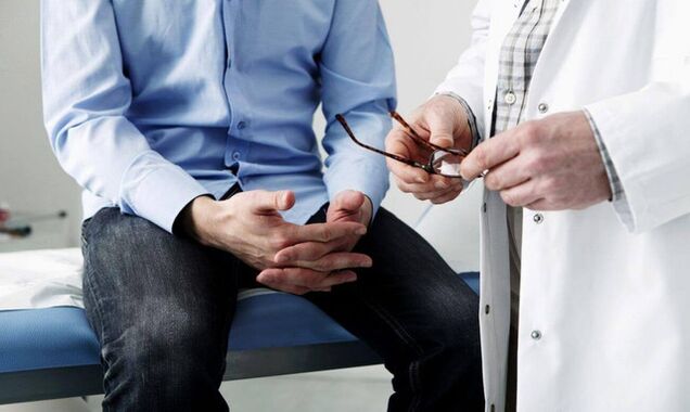 Un uomo in un medico con sintomi di prostatite
